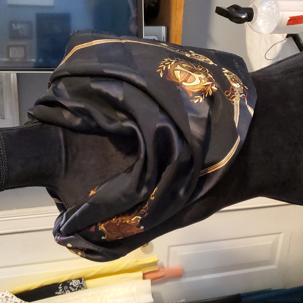 Ellen Tracy Black and Gold Patterned Scarf